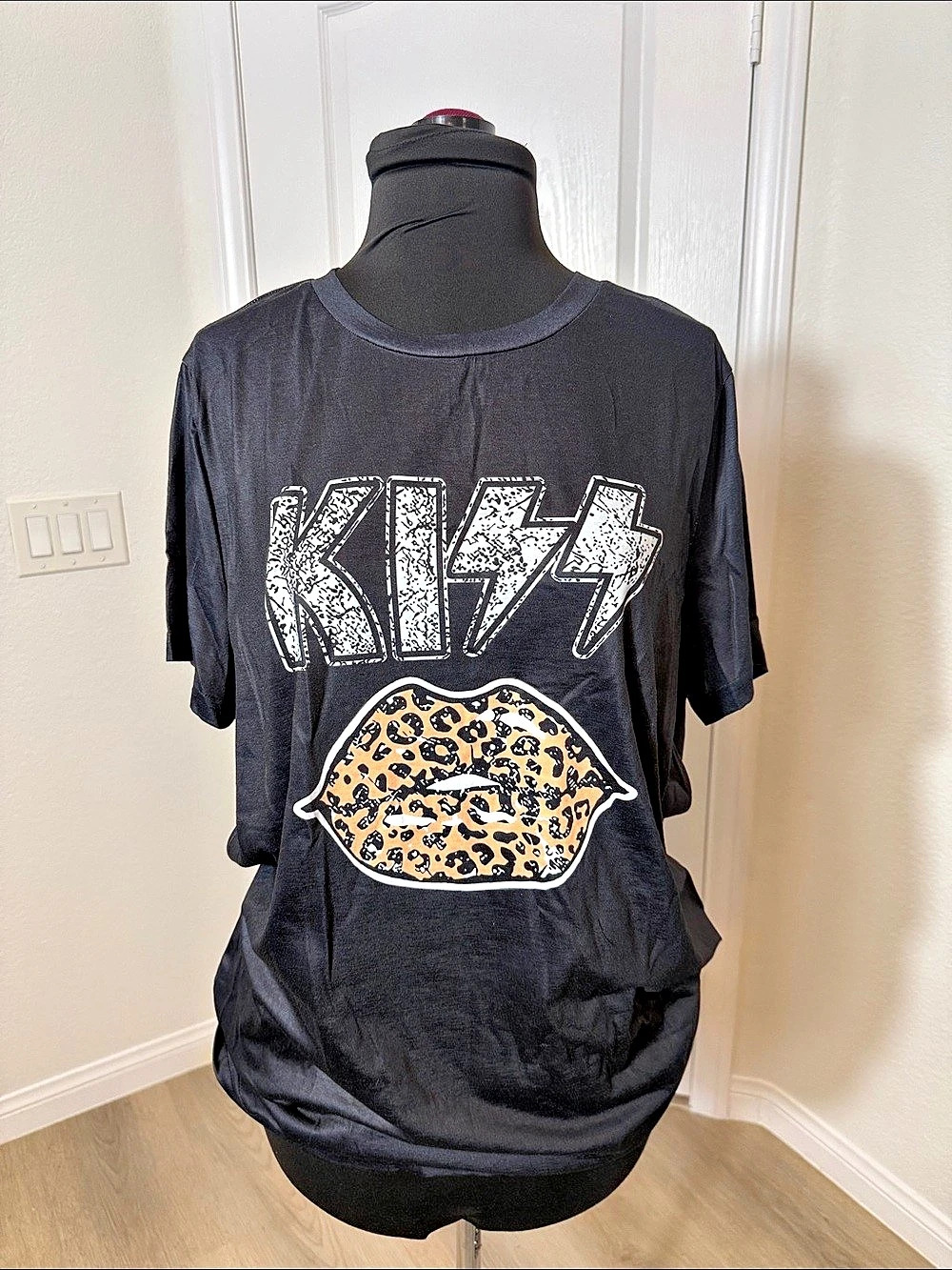 KISS Leopard Lip T-Shirt Graphic Animal Print Short Sleeve Tee in Black & Tan
